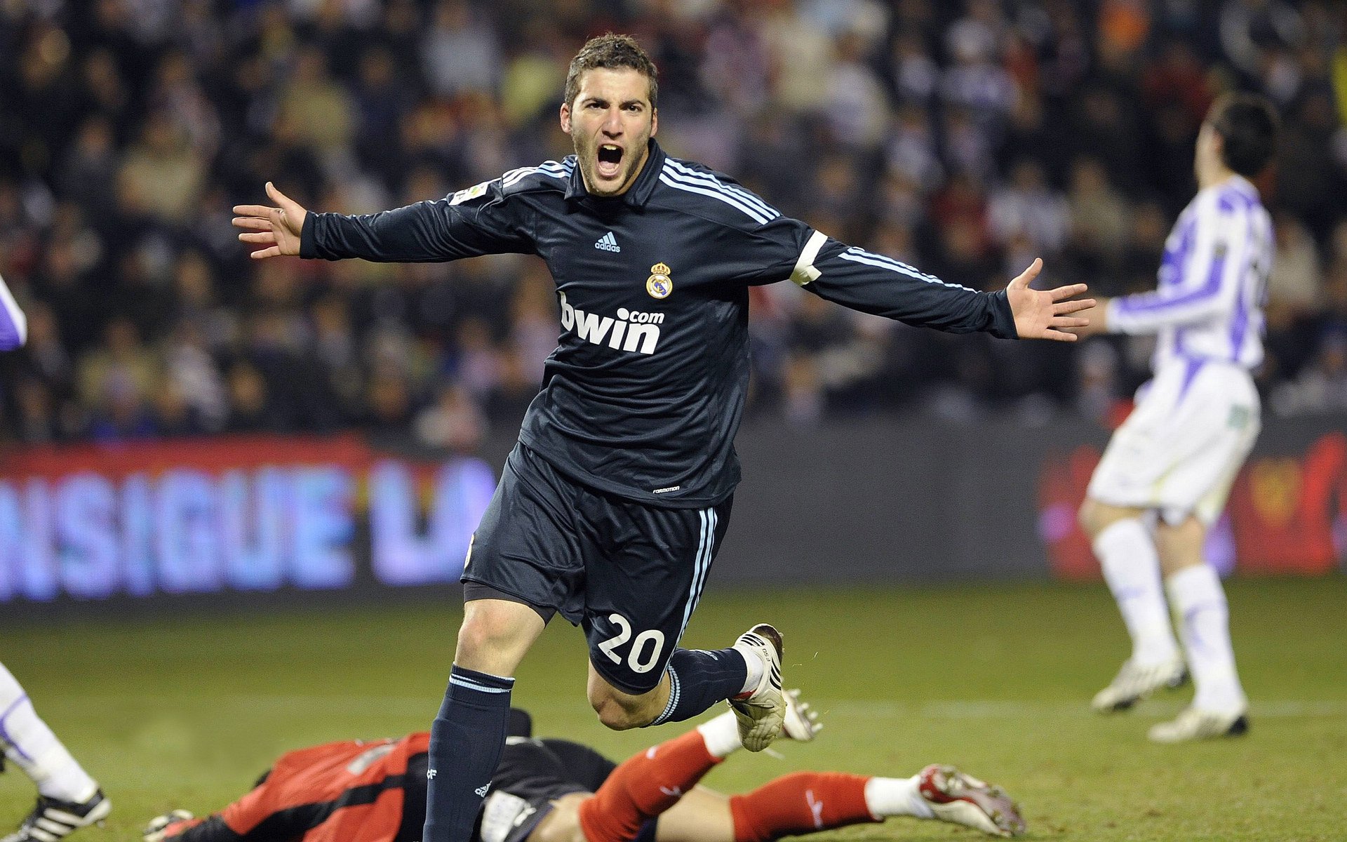 开云注册网址-_湖人队展现拼搏精神，实现反弹_，湖人队训练视频2020